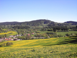 Bošice – pohled od severozápadu, v pozadí Mařský vrch s TV vysílačem (Foto F. Mareš, jaro 2007)